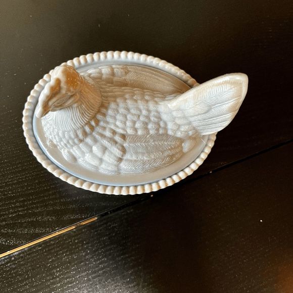 Westmoreland/Rosso Marble Slag Glass Covered Chicken with a Split Tail on a Wove - Picture 3 of 6